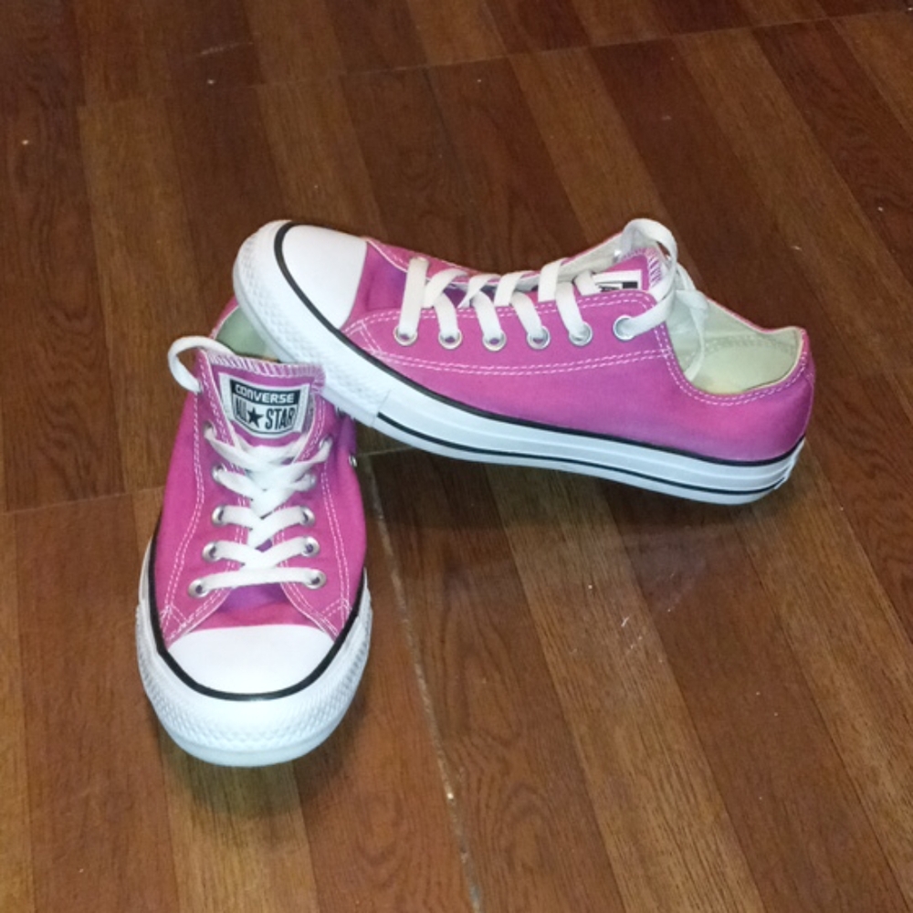 Converse Pink women   Sz 7.5